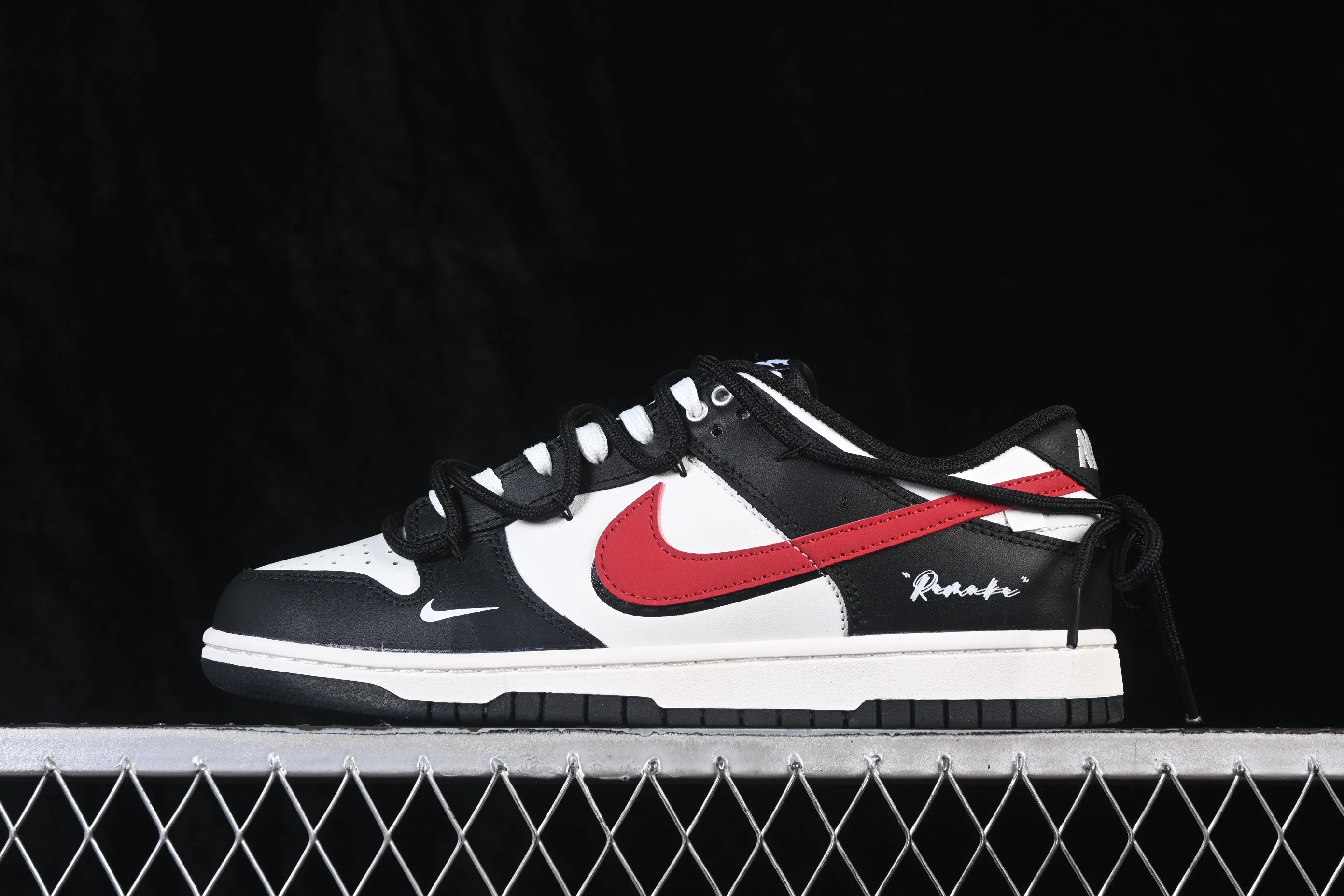 All categories Nk SB Dunk Series Nk SB Dunk Low High-end customized low-top sneakers Nike SB Dunk Low Black and white red hook straps Low-top casual sneakers BR0620-121